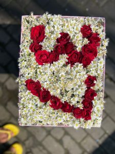 Buket Bunga Box Gift Putih Merah